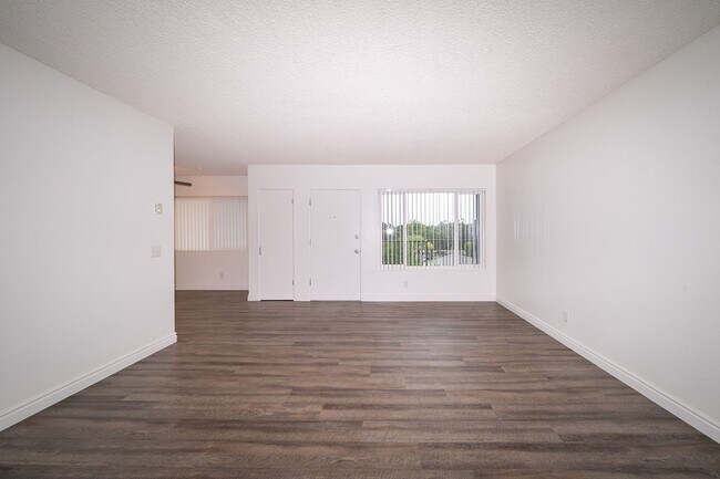Foto del edificio - 1050 Meadow Lake Dr