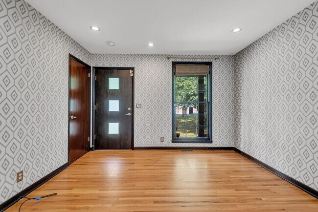 Foto del edificio - "Charming 3-Bedroom Haven with Gleaming Hardwood Floors in Vibrant Nashville Neighborhood!"