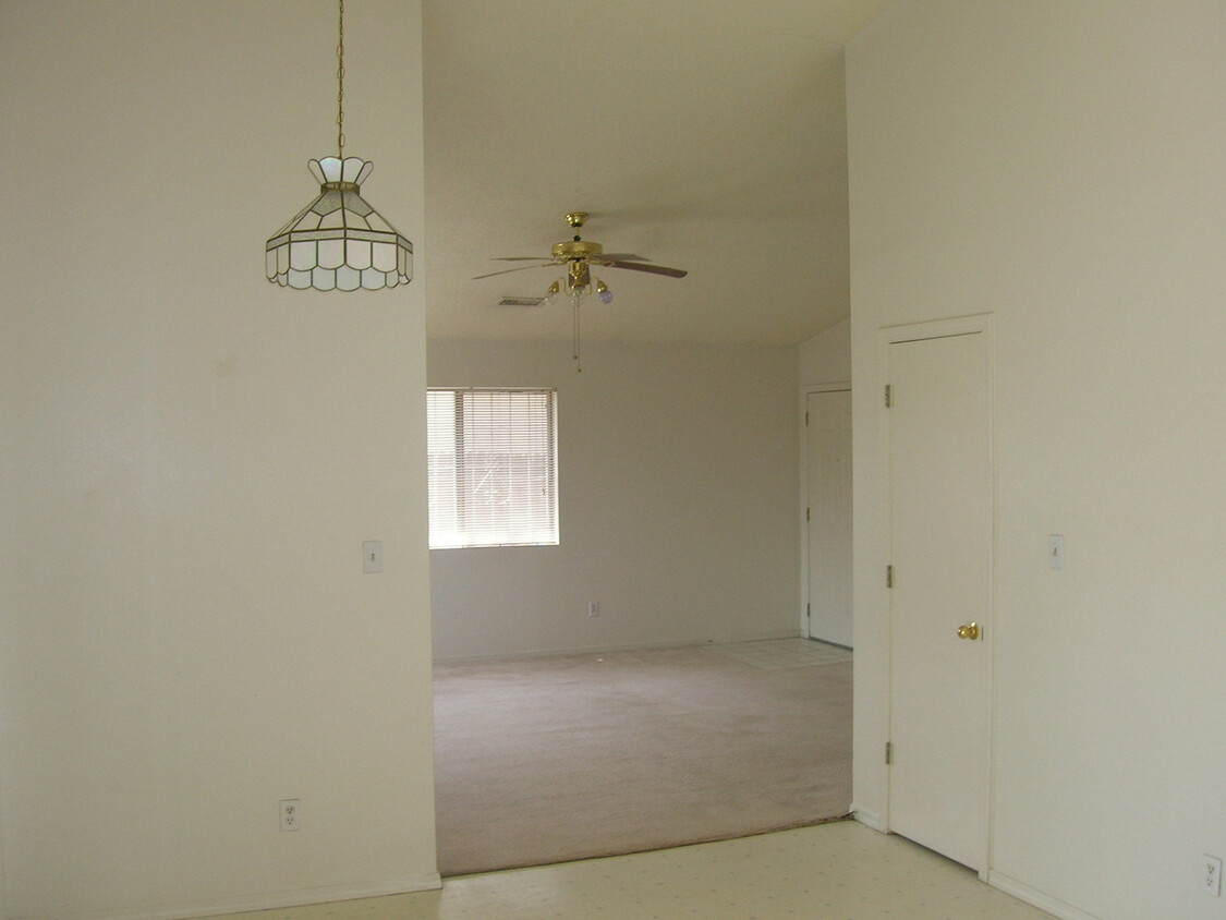 Building Photo - 3BR, 2BA, 2CG