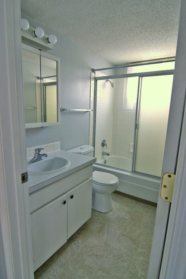 Building Photo - 3013 Woodland Ave