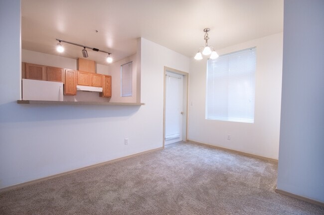 Building Photo - Maple Court