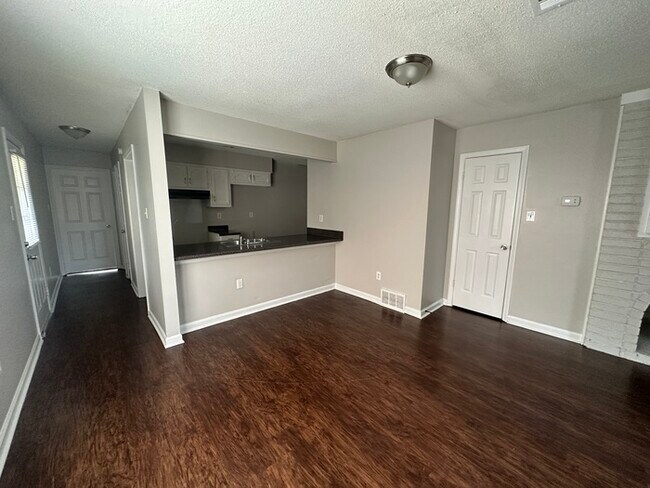 Foto del edificio - 3006 New London - Available Now!