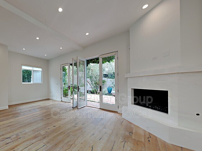 Foto del edificio - 216.5 Bicknell Ave