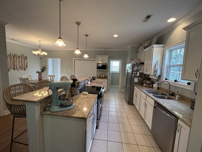 Building Photo - Enjoy private living in this beautiful 3 b...