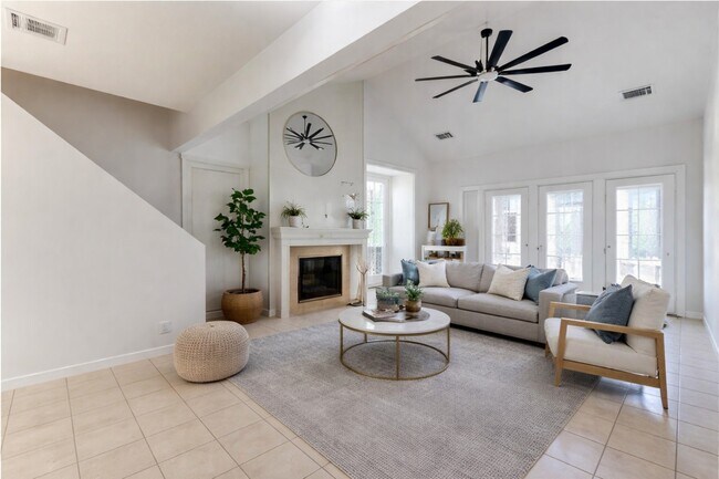 Foto del edificio - 16800 Sugar Pine Dr