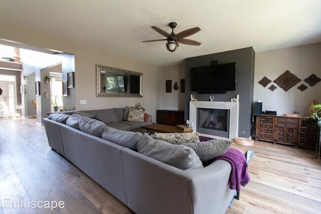 Building Photo - 5 br, 3 bath House - 12952 Ambergate Drive