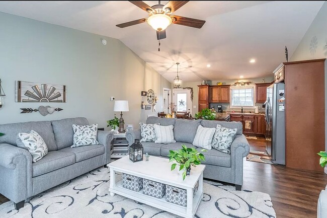 Building Photo - HELLO Georgeous 3 bdrm, 2 bath Single Fami...