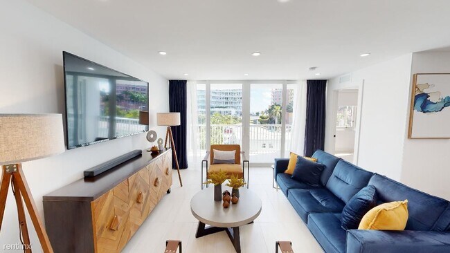 Building Photo - 1 br, 1.5 bath Condo - 2200 NE 33rd Ave