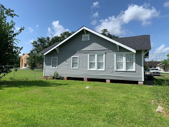 Building Photo - 1107 Avenue A