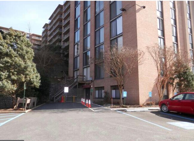 Edificio principal - 801 Yale Ave