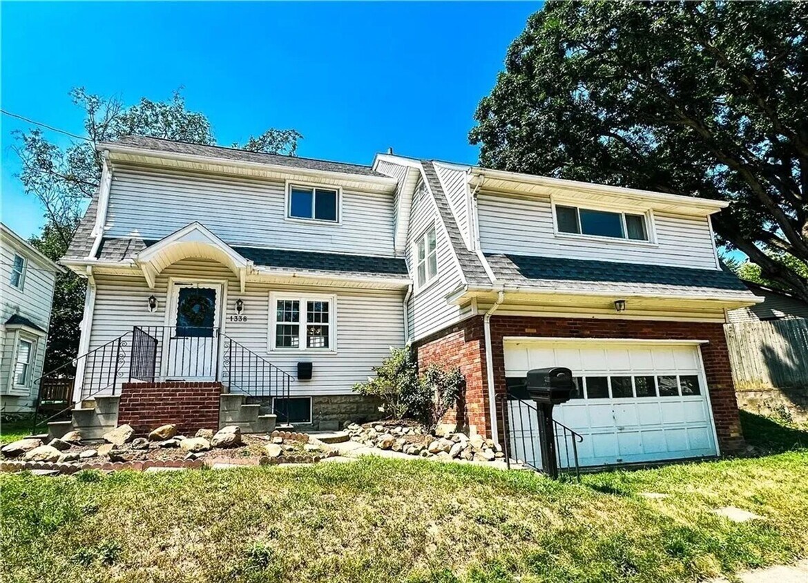 Foto principal - Beautiful 3 Bed, 2 Bath Home in Cuyahoga F...