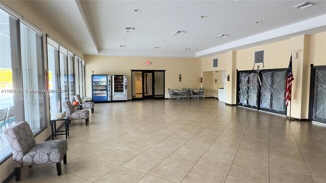 Building Photo - 3401 N Country Club Dr