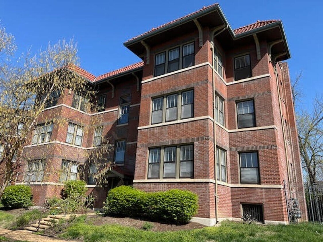 Foto principal - 5803 Waterman Blvd