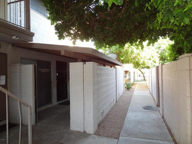 Foto del edificio - 1023 N 84th Pl