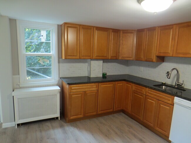 Kitchen - 355 Naubuc Ave