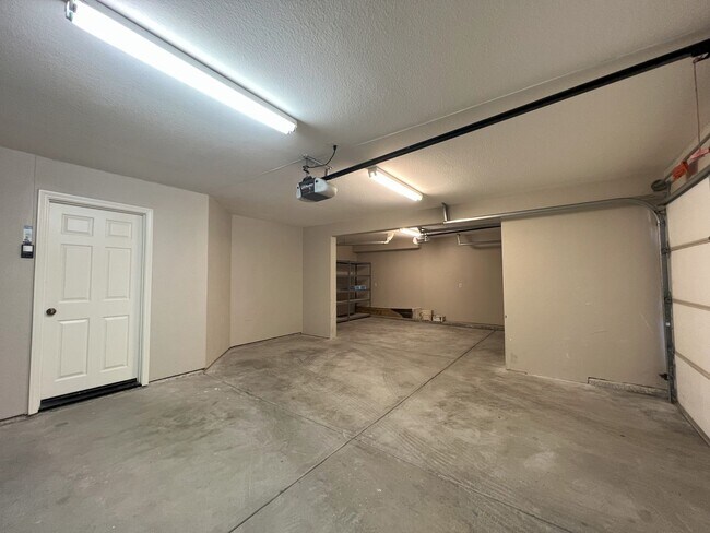 Building Photo - Spacious remodeled three-story townhome in...