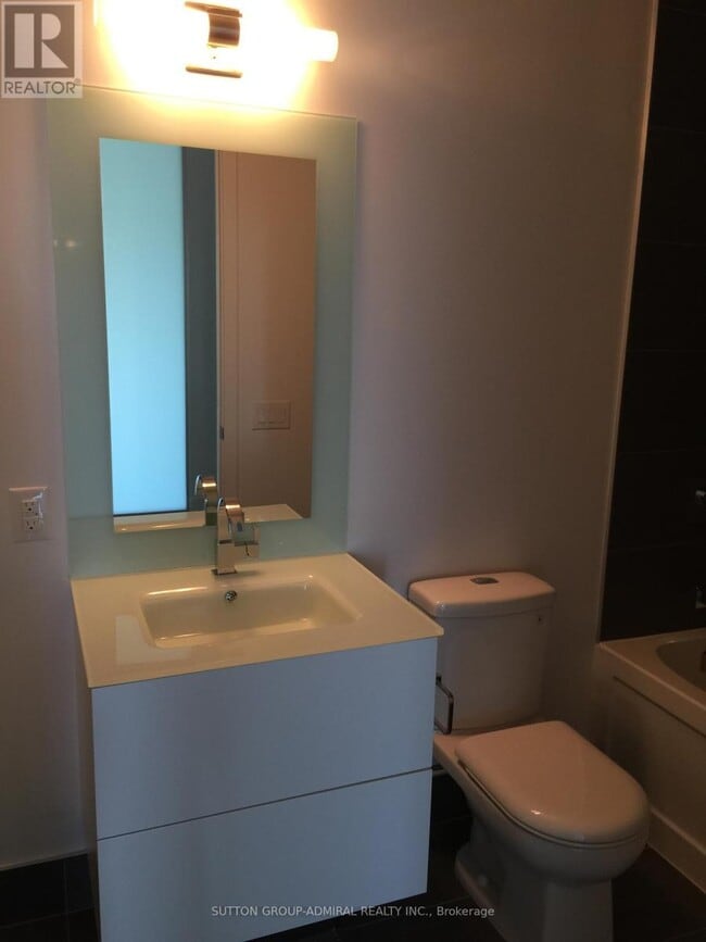 Photo du bâtiment - 111 St Clair Ave W