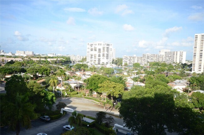 Foto del edificio - 400 Leslie Dr