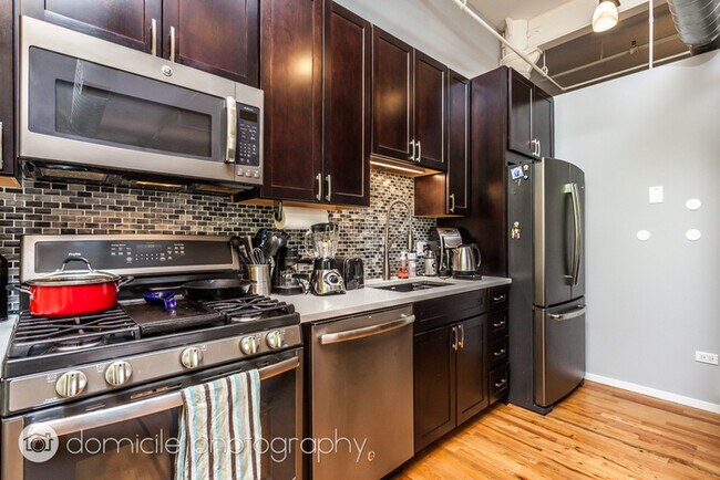 Building Photo - Well kept 2-bedroom with indoor parking sp...
