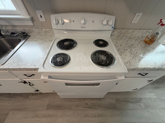 Foto del edificio - 100 Cane Dr