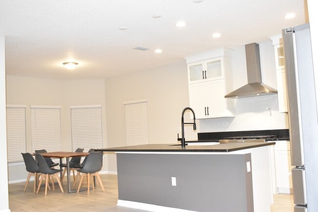 Foto del edificio - 572 Windermere Way