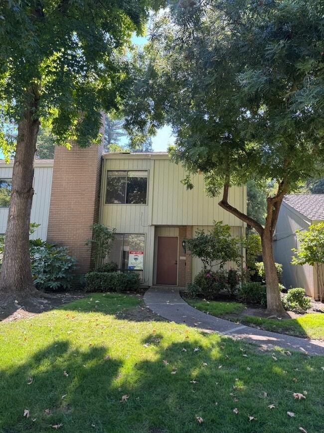 Building Photo - 1431 University Ave