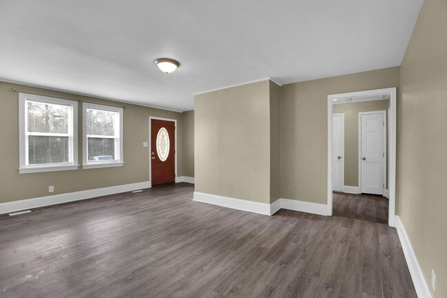 Building Photo - An adorable home! Pets Welcome!