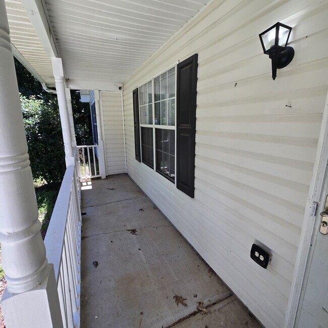 Foto del edificio - "Charming 4-Bed Oasis with Granite Countertops on Pebble Creek Drive, McDonough!"