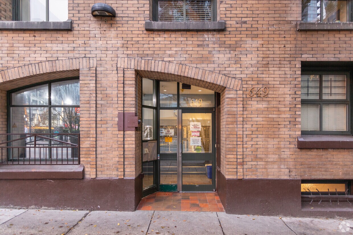 Residential Entrance - 1090 Granville St