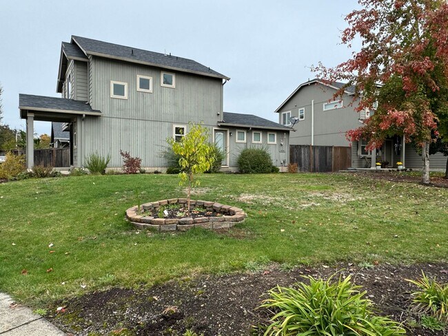 Building Photo - Beautiful 3 bed/2.5 bath with open floorplan!