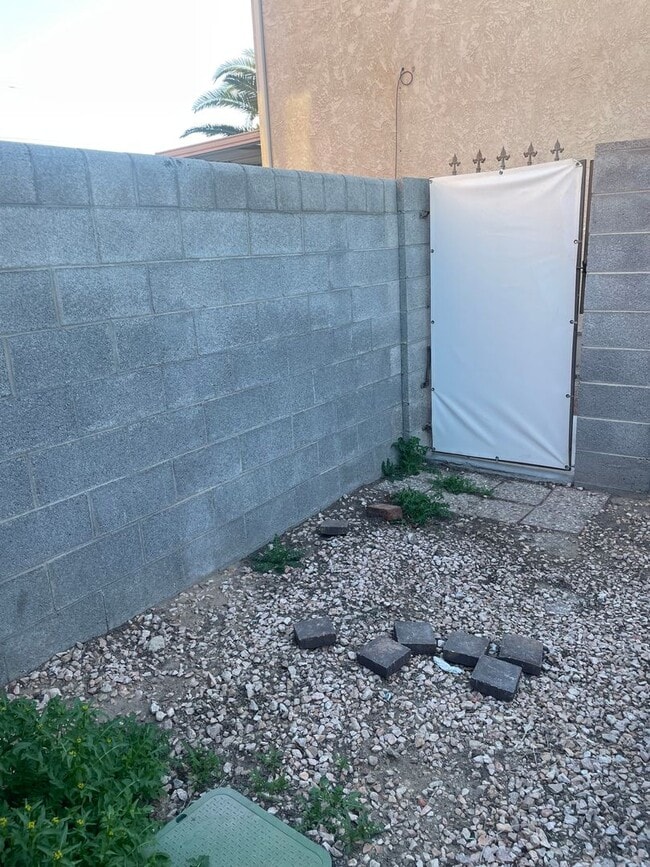 Foto del edificio - BEAUTIFUL AND AFFORDABLE 2 BEDS 1  BATH APARTMENT AVAILABLE FOR RENT !!!