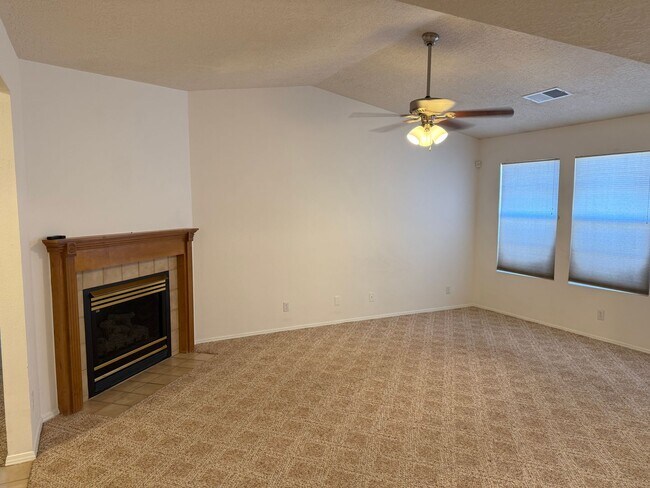 Building Photo - 3 Bed 2 Bath Amazing Views