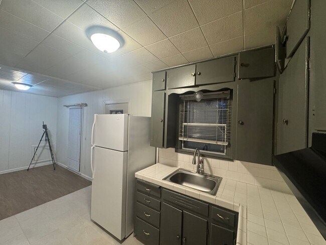 Foto del edificio - CUTE!!! 2 Bedroom 1 Bath Cute Home with Beautiful Landscaping and Garage