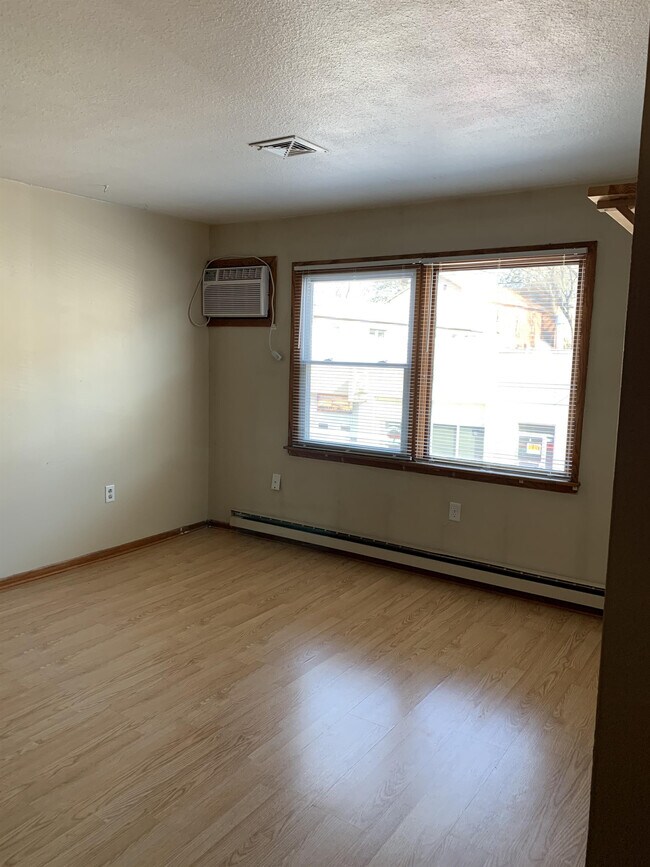 Building Photo - 409 2nd St