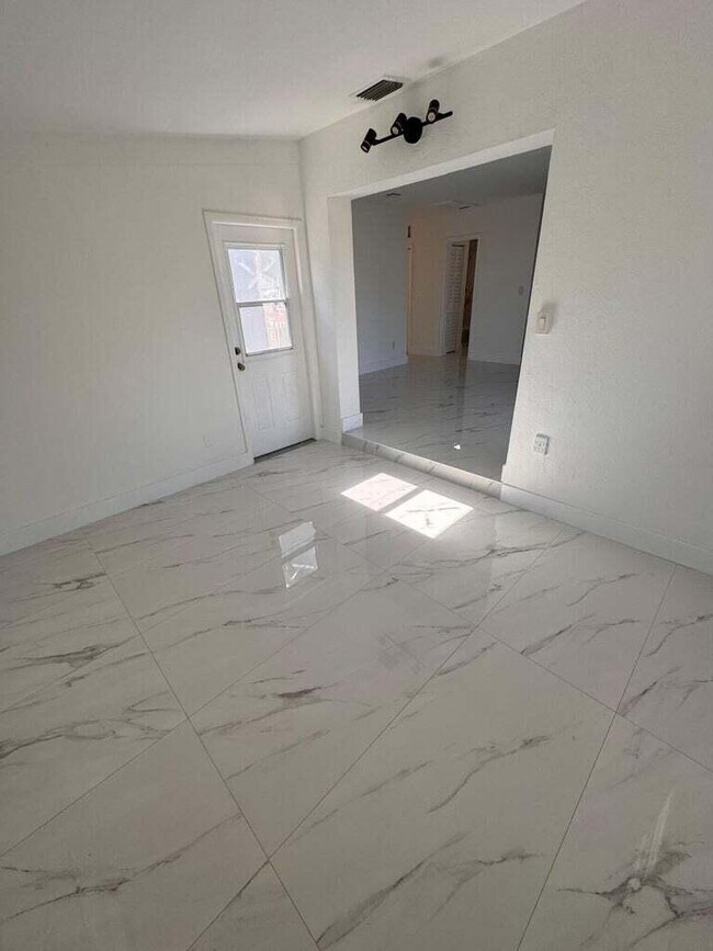 Foto del edificio - 4051 NE 15th Terrace