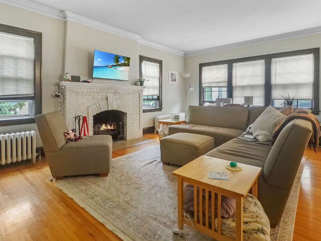 Primary Photo - Beautiful Upper Level 3 Bedroom Duplex nea...
