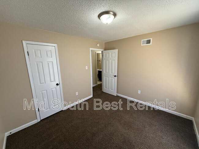Building Photo - 5186 Chantilly Dr