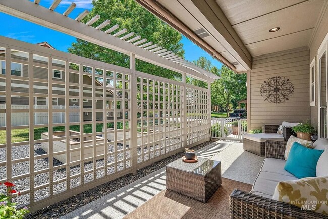 Building Photo - 998 E Shadow Creek Ln