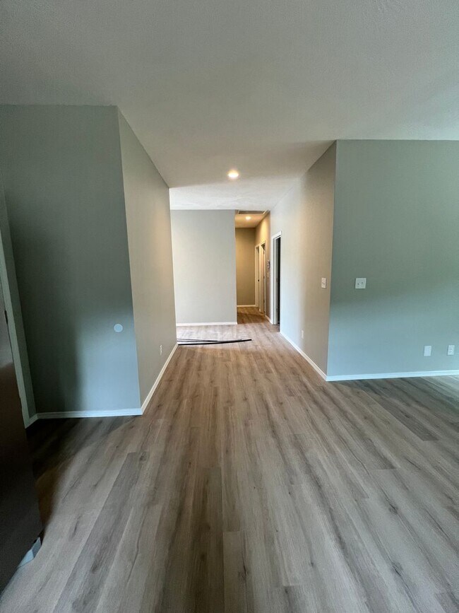 Foto del edificio - 1/2 Off First months Rent!!!  4 bedroom 2 bath Bolivar MO