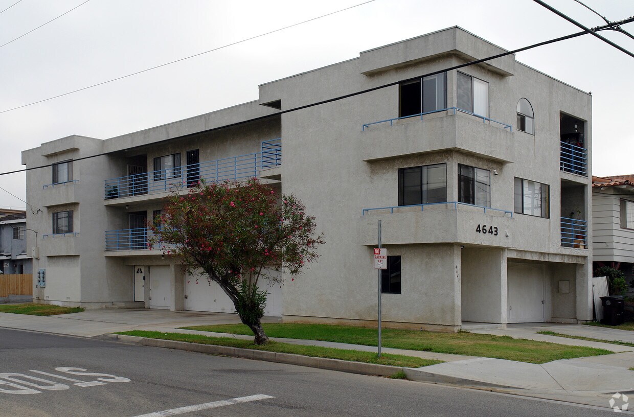 Foto principal - 4643 W 118th St