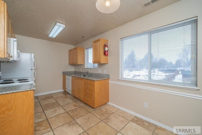 Foto del edificio - BRENTWOOD UPPER UNIT CONDO 2 Bed 1 Bath wi...