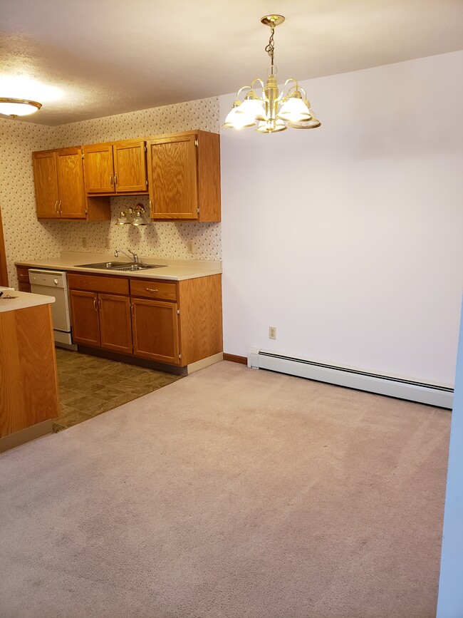 Building Photo - 12872 Raymond Dr