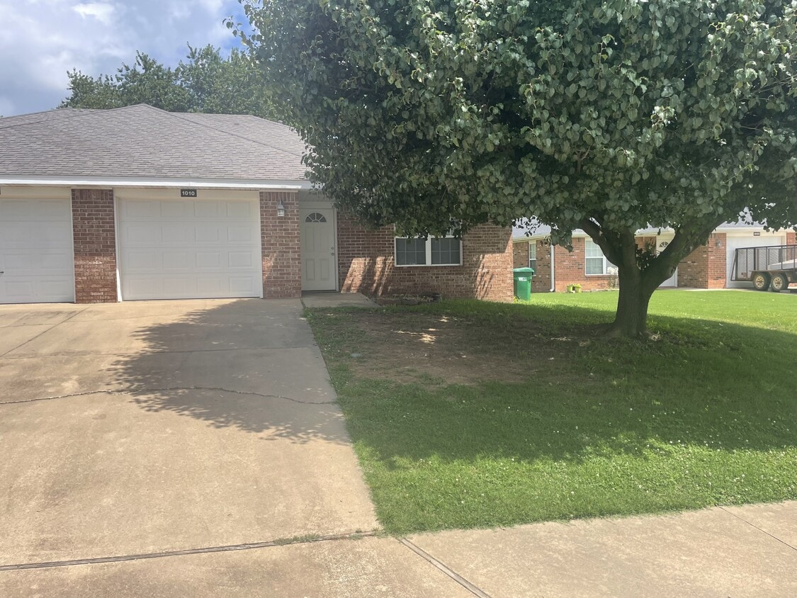 Primary Photo - 1010 Leigh St