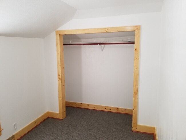 Building Photo - 126 S Maple St