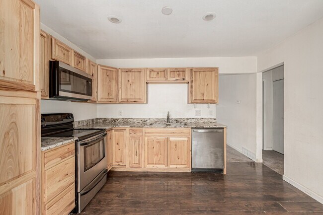 Building Photo - Impeccably renovated 4-bedroom, 2-bathroom...