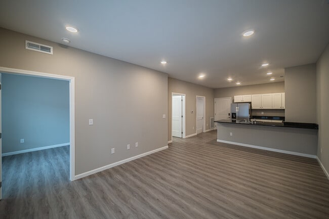 Building Photo - Oaks Place