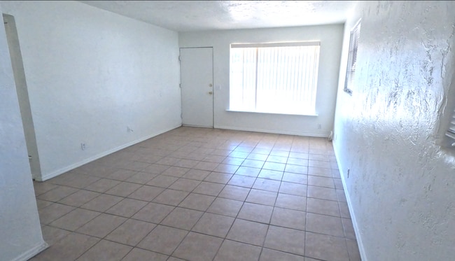 Living Room - 2612 E Alta Vista Rd