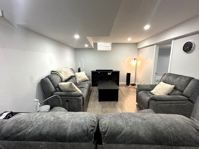 Building Photo - Freshly Renovated Basement Apartment (1 Be...