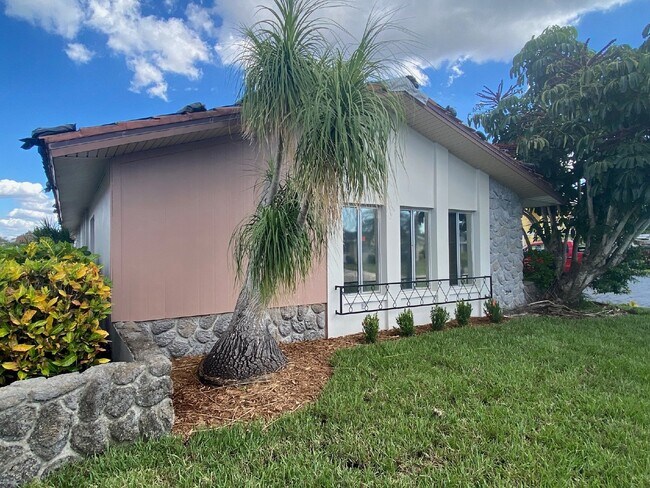 Foto del edificio - Updated 2-bedroom waterfront duplex with walk-in closets, enclosed Florida room, and canal views ...