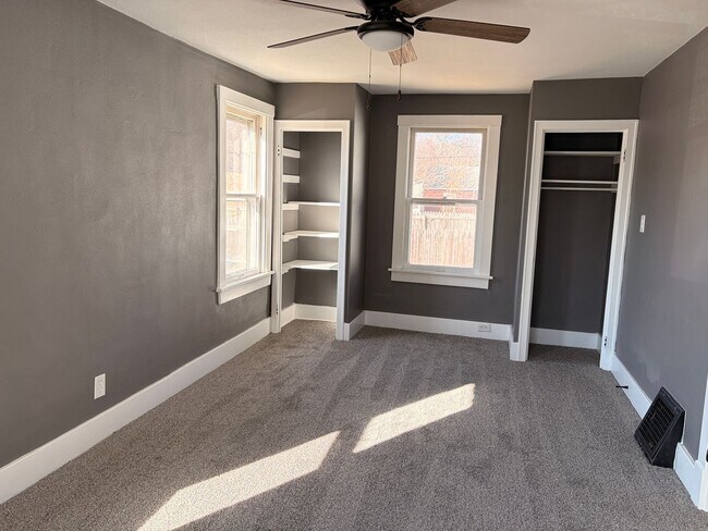 Foto del edificio - Charming 2-Bedroom Home with Enclosed Porch and Garage!